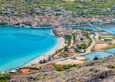 Luftaufnahme der Insel Pag mit türkisem Wasser | © Gettyimages.com/iStockPhoto