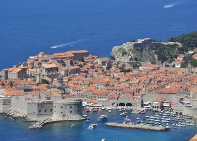 Luftaufnahme der historischen Altstadt mit der imposenaten Stadtmauer von Dubrovnik in Dalmatien/Kroatien. | © GettyImages.com/Dragocello