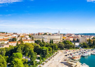 Luftaufnahme des römischen Zemtrums mit dem historischen Amphitheater und der Altstadt von Pula auf der Istrischen Halbinsel in Kroation. | © GettyImages.com/iascic