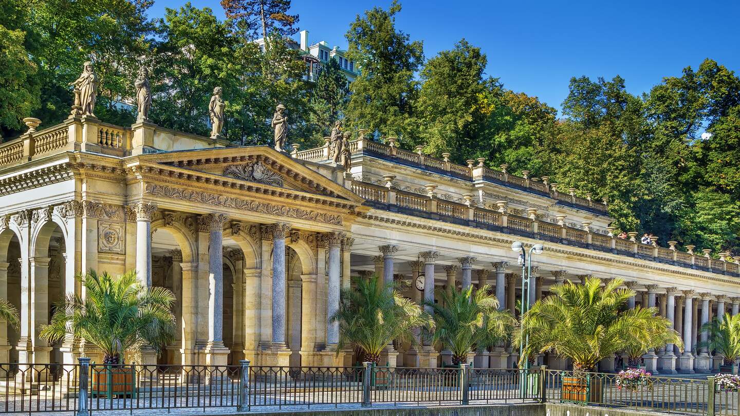 Die Muehlenkolonnade ist eine grosse Kolonnade mit mehreren heissen Quellen in der Kurstadt Karlsbad | © Gettyimages.com/Borisb17