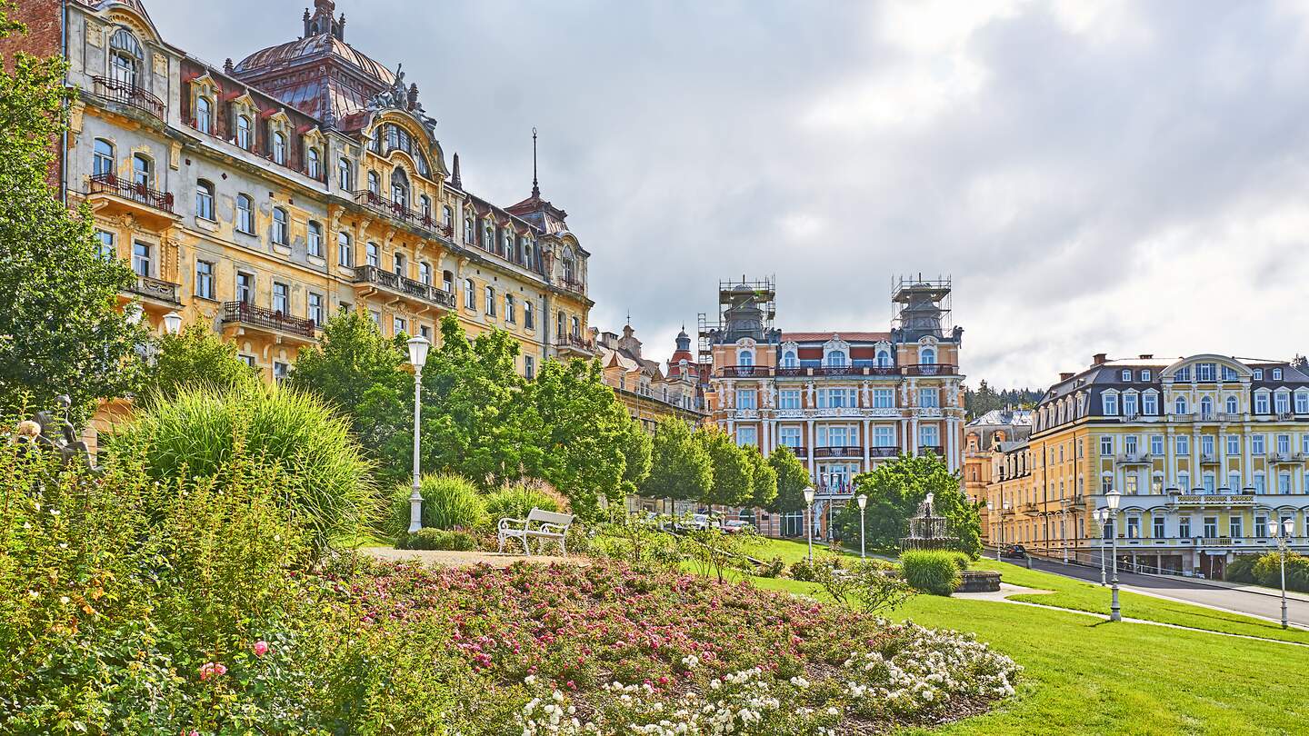 Goethe-Statue vor den Luxushotels im Kurort Marienbad | © Gettyimages.com/Thomas Demarczyk