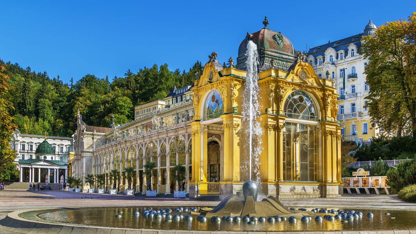 Hauptkurkolonnade in Marienbad mit Springbrunnen | © Gettyimages.com/Borisb17
