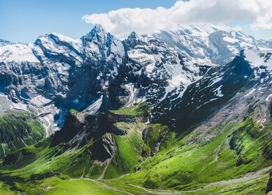 Schoene Berge und Gletscher im Sommer mit Schnee und klarem Himmel, Blick auf Jungfrau, Schilthorn Schweiz | © Gettyimages.com/Possawat