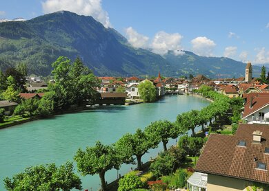 Stadtstrassen entlang des Flusses. Interlaken. | © Serjio74/gettyimages.com
