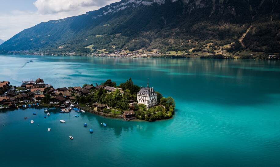 Drohnenaufnahme von einem Teil interlakens, der im see liegt. | © Gettyimages.com/Simon LEDUC