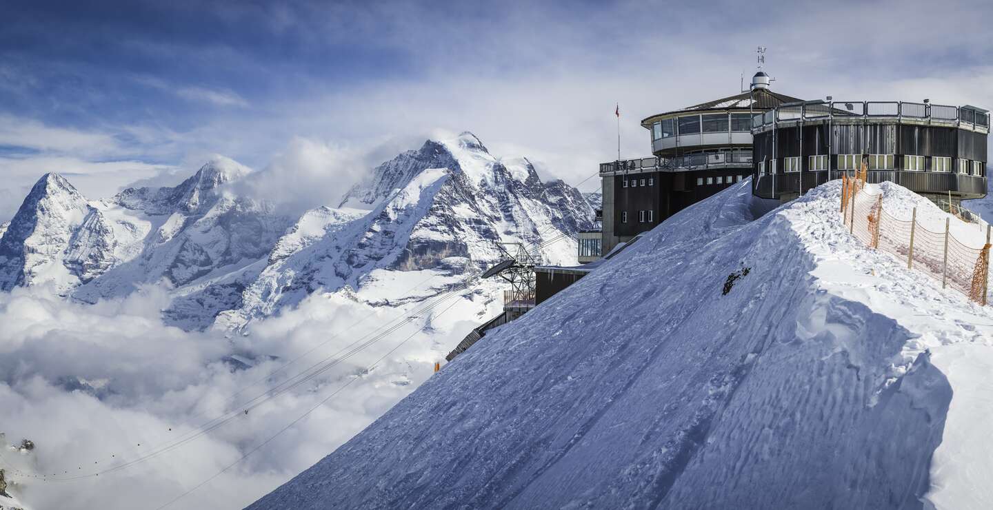 Die Bergstation auf dem schneebedeckten Gipfel in der Schweiz  | ©  Gettyimages.com/fotoVoyager