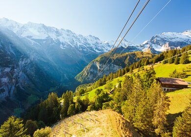 Blick auf die schneebedeckten Berge mit der Gondelbahn, die auf das Schilthorn fuehrt  | © Gettyimages.com/xenotar