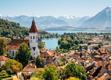 Thun Cityspace mit Alpen Berg in der Schweiz  | © gettyimages.com/Sanga Park
