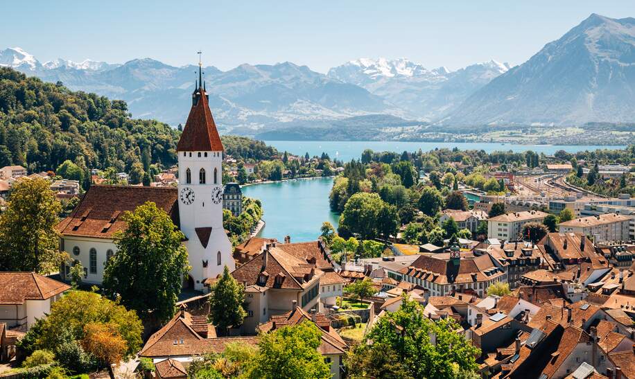 Thun Cityspace mit Alpen Berg in der Schweiz  | © gettyimages.com/Sanga Park