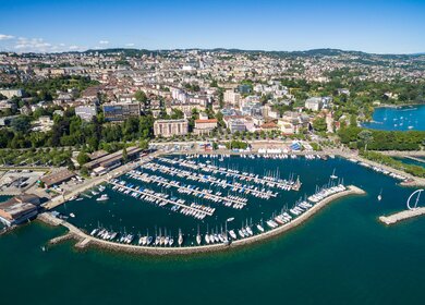 Luftaufnahme der Uferpromenade von Ouchy in Lausanne Schweiz mit gaz vielem Booten | © Gettyimages.com/sam74100