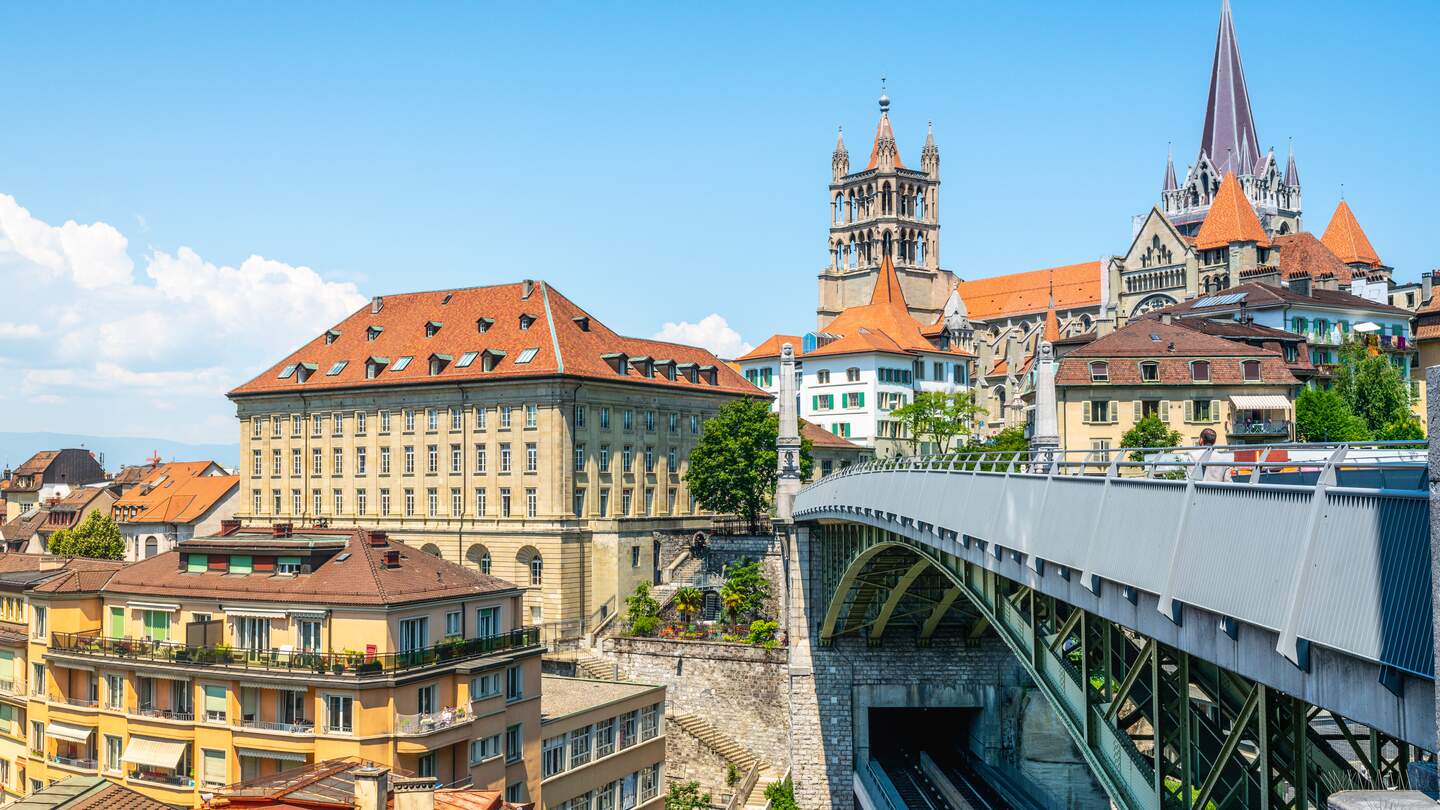 Blick auf die Altstadt von Lausanne von der Bessieres-Bruecke aus und Notre Dame im Hintergrund | © Gettyimages.com/Julien Viry