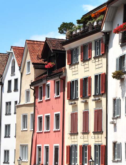 Mittelalterliche Haeuser saeumen den Arcas in der malerischen Altstadt von Chur | © gettyimages.com/TerryJLawrence