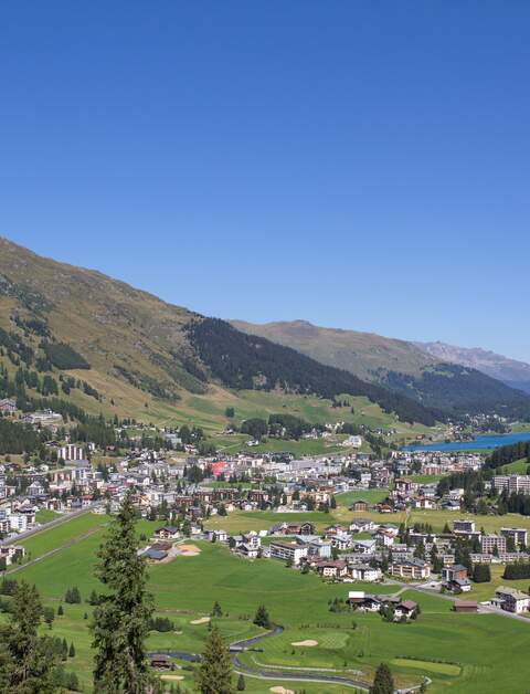 Wunderschoene Landschaft mit vielen Bergen und einem See bei Davos in Graubuenden in Schwizerland | © gettyimages.com/RenePi
