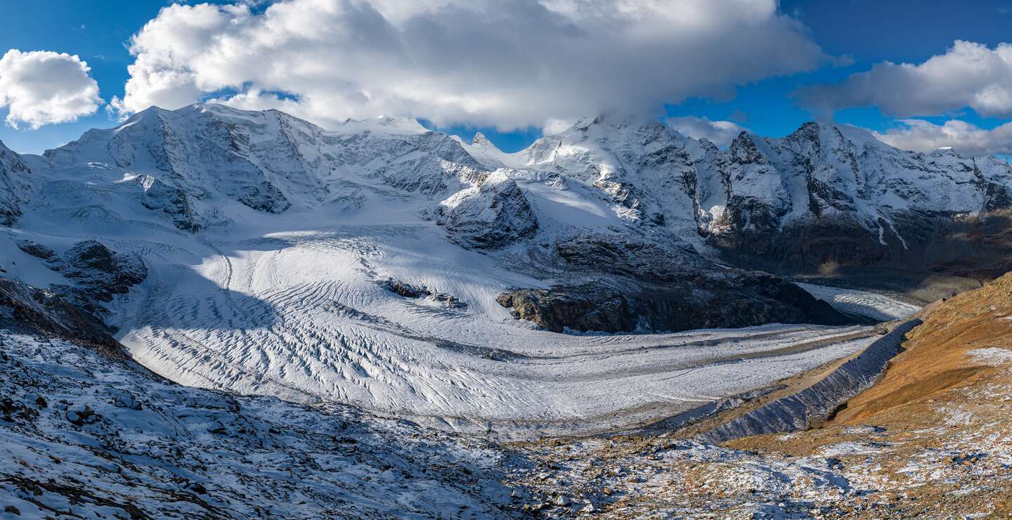 Atemberaubendes Panorama des Morteratschgletschers in der Schweiz. Ebenfalls sichtbar sind der Piz Bernina (4049 m) und die umliegenden Berge in den Ostalpen an der Grenze zwischen Italien und der Schweiz | © Gettyimages.com/Meindert van der Haven