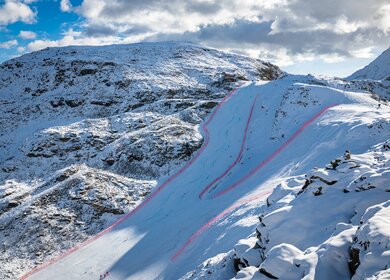 Skipisten an der Bergstation Diavolezza, in der Naehe der Stadt Pontresina im Kanton Graubuenden, Schweiz | © Gettyimages.com/Meindert van der Haven