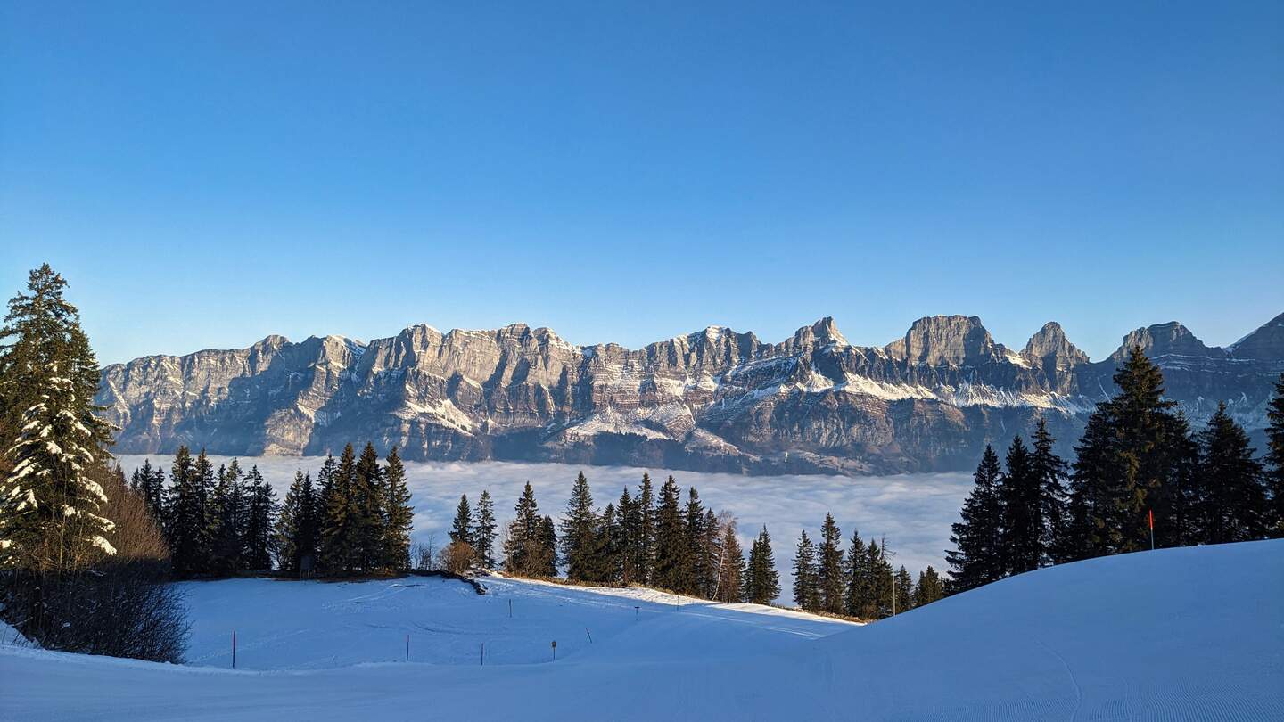 Skifahren ueber dem Nebelmeer. Geniessen Sie die Sonne und das schoene Wetter in den Alpen.Blick auf die Churfirsten und Tannenboden | © Gettyimages.com/ganztwins