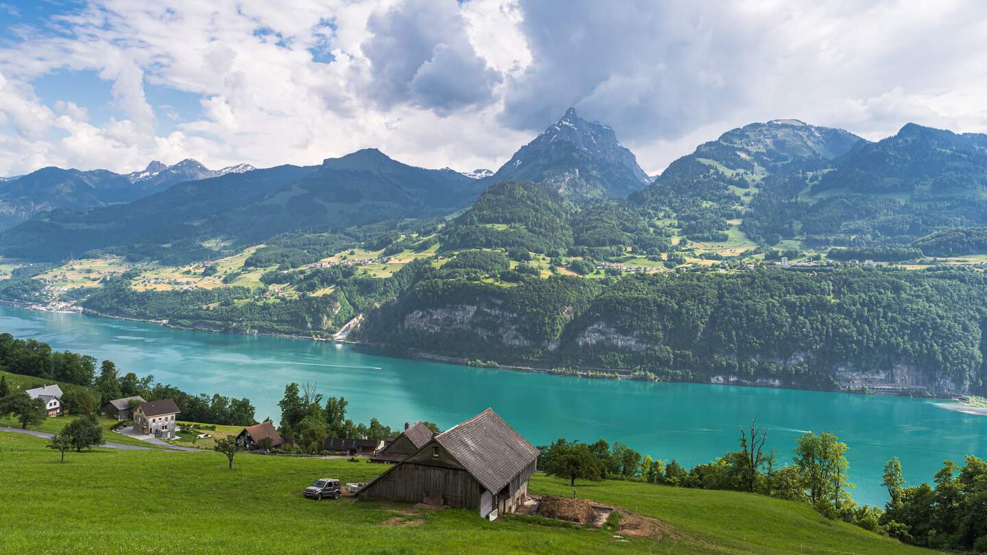 Blick von oben auf den tuerkisfarbenden See. | © Gettyimages.com/connypokorny