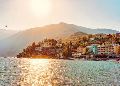 Sonnenuntergang am Abend in Ascona Luxus touristischen Resort Promenade am Lago Maggiore im Kanton Tessin in der Schweiz im Sommer. Menschen im Freien Straße reisen. Romantische Schweizer typische teure Stadt. | © Gettyimages.com/romanbabakin