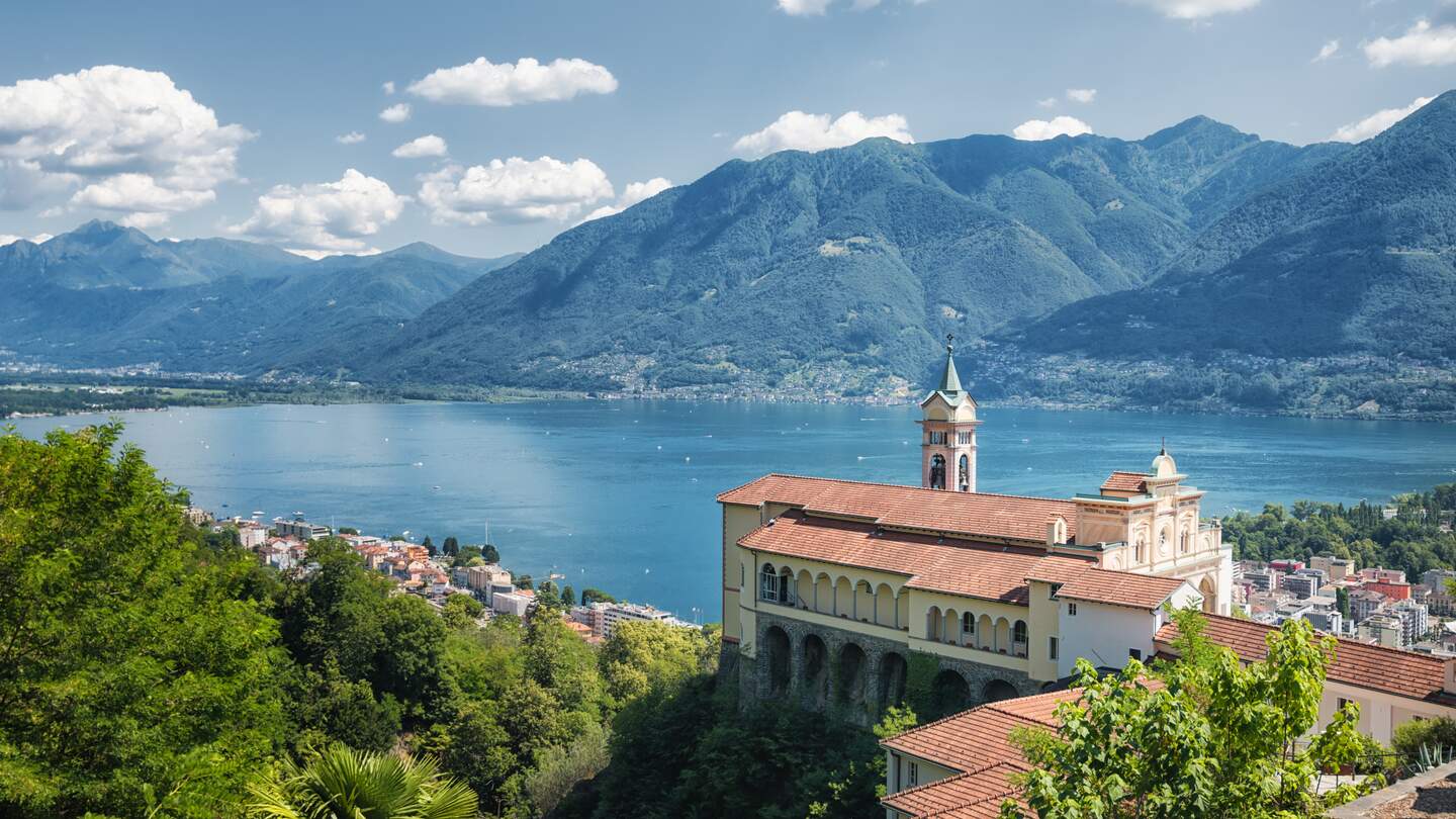 Die Wallfahrtskirche Madonna del Sasso ist ein bedeutendes Pilgerziel und erhebt sich auf einem Felsvorsprung in dem kleinen Tal, das der Wildbach Ramogna gegraben hat, auf 370 Metern Hoehe in der Gemeinde Orselina oberhalb von Locarno im Schweizer Kanton Tessin. | © gettyimages.com/assalve