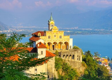 Blick auf die Kirche Madonna del sasso ueber der stadt Locarno und den Lago Maggiore | © gettyimages.com/LianeM