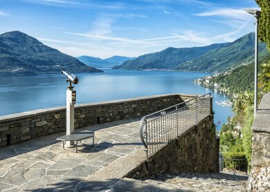 Blick auf den schoenen Lago Maggiore zwischen Itlaien und der Schweiz bei Sonnenschein | © Gettyimages.com/Kemter