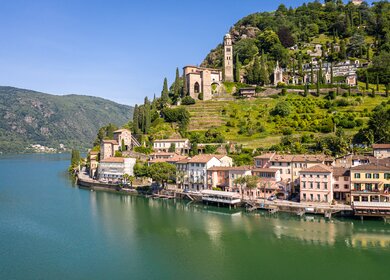 Atemberaubende Aussicht auf das traditionelle Dorf Morcote am Luganersee im Kanton Tessin in der Schweiz | © Gettyimages.com/AsianDream