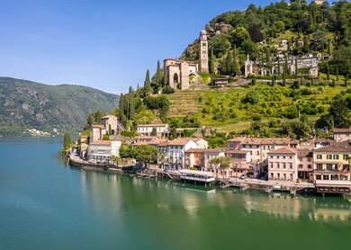 Atemberaubende Aussicht auf das traditionelle Dorf Morcote am Luganersee im Kanton Tessin in der Schweiz | © Gettyimages.com/AsianDream