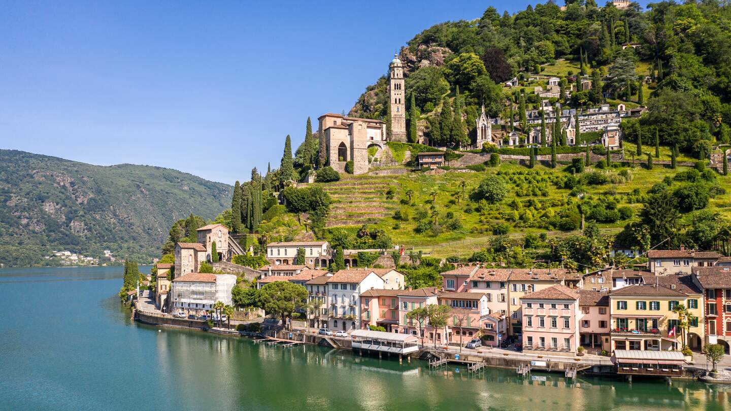 Atemberaubende Aussicht auf das traditionelle Dorf Morcote am Luganersee im Kanton Tessin in der Schweiz | © Gettyimages.com/AsianDream