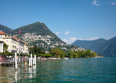 der Stadt Lugano mit dem Berg San Salvatore am LuganerSee im Kanton Tessin in der Schweiz | © gettyimages.com/97