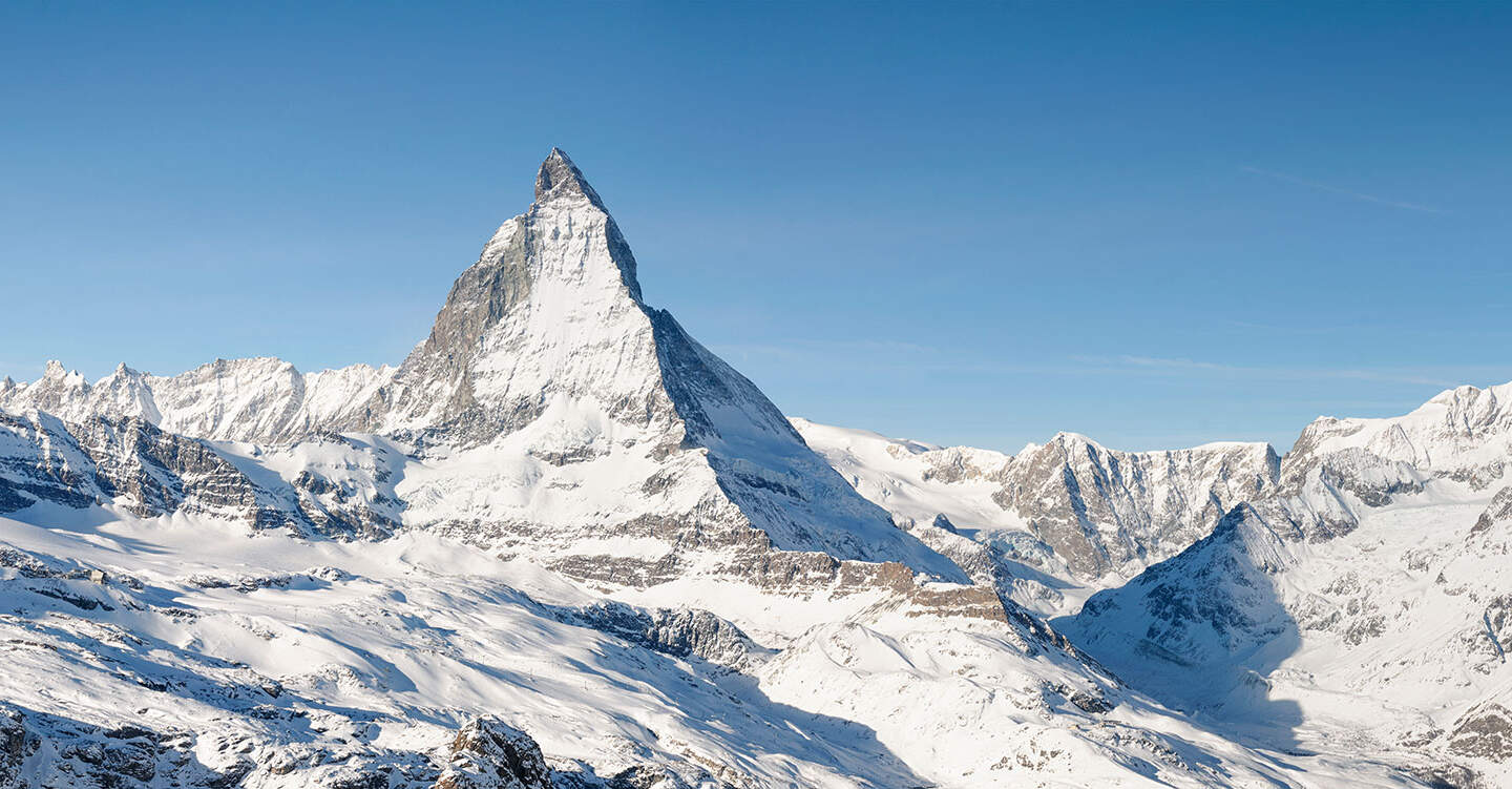 Ein Alpenpanorama mit dem ikonischen Gipfel des Matterhorns in der Schweiz im Winter  | © gettyimages.com/George Clerk