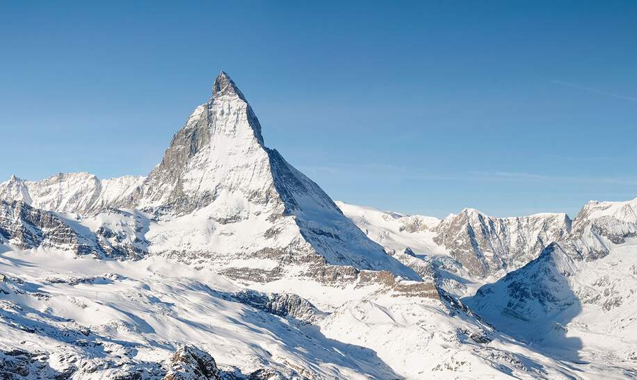Ein Alpenpanorama mit dem ikonischen Gipfel des Matterhorns in der Schweiz im Winter  | © gettyimages.com/George Clerk
