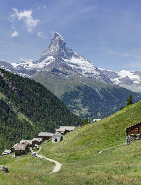 Bergige Landschaft mit Matterhorn  | © Gettyimages.com/DeveyF