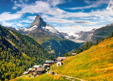 Sommermorgen in Zermatt mit Blick auf ein Dorf vor dem Matterhorn  | © Gettyimages.com/Andrew_Mayovskyy