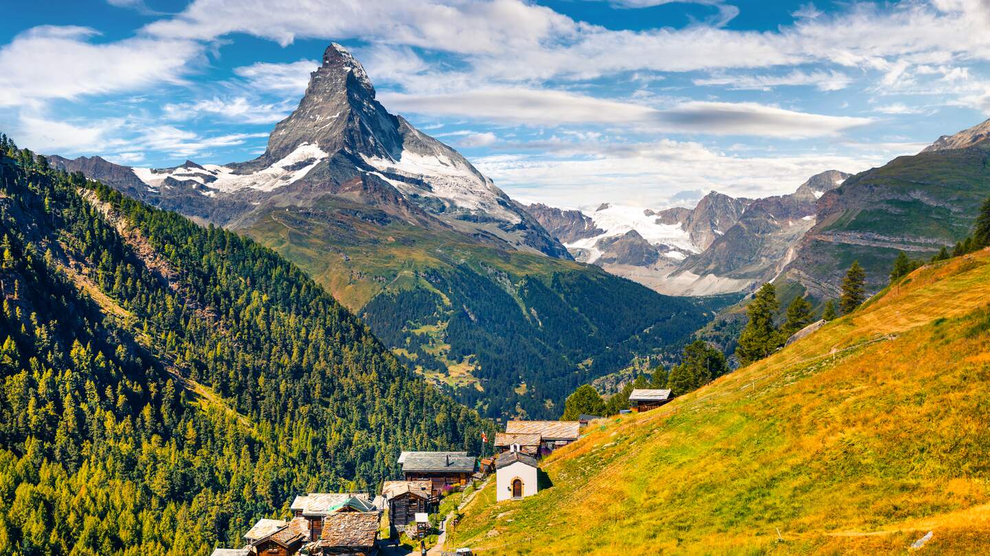 Sommermorgen in Zermatt mit Blick auf ein Dorf vor dem Matterhorn  | © Gettyimages.com/Andrew_Mayovskyy
