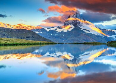 Wunderschoener Sonnenaufgang mit Matterhorn und Stellisee | © gettyimages.com/Janoka82