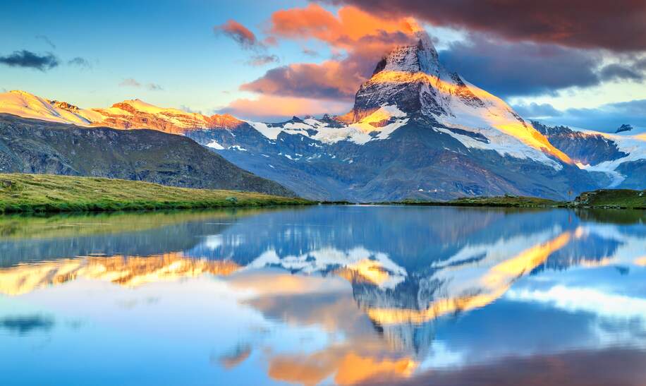 Wunderschoener Sonnenaufgang mit Matterhorn und Stellisee | © gettyimages.com/Janoka82
