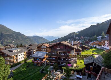 Die Stadt Zermatt im Sommer | © Gettyimages.com/CAHKT