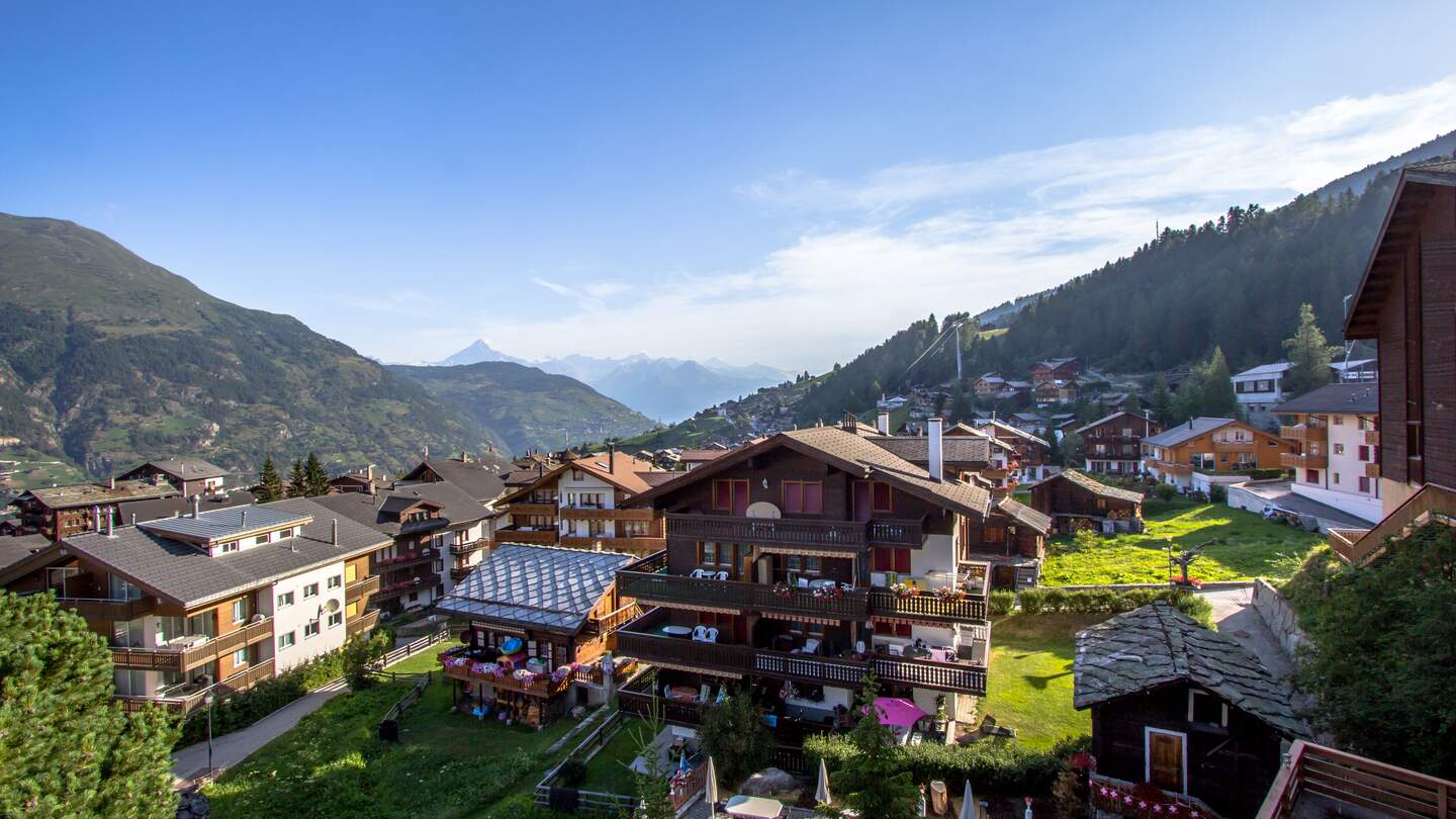 Die Stadt Zermatt im Sommer | © Gettyimages.com/CAHKT