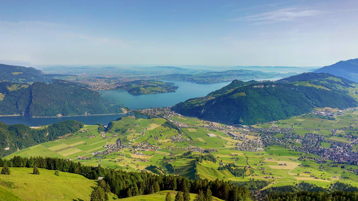 Herrlicher Panoramablick auf die Doerfer und Landschaft der Zentralschweiz mit dem Vierwaldstaettersee | © Gettyimages.com/Leesle