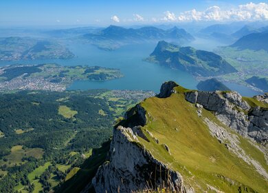 Blick auf den Vierwaldstättersee an einem sonnigen Tag mit Wolken am Himmel | © Gettyimages.com/thomasharith