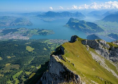 Blick auf den Vierwaldstättersee an einem sonnigen Tag mit Wolken am Himmel | © Gettyimages.com/thomasharith