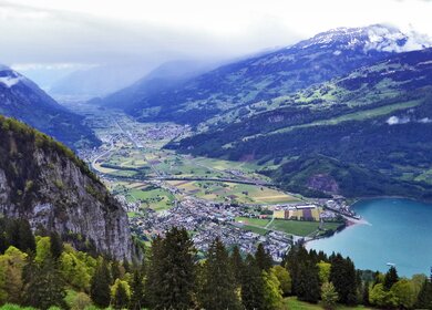 Tal-Seeztal und die Stadt Walenstadt, am Ufer des Lake Walensee | © GettyImages.com/Mario Krpan