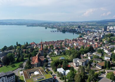 Ansicht der Stadt Zug mit Zugersee in der Schweiz | © GettyImages.com/	Rafael_Wiedenmeier