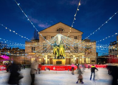 Eislaufbahn Weimarer Weihnacht beleuchtet | © André Mey