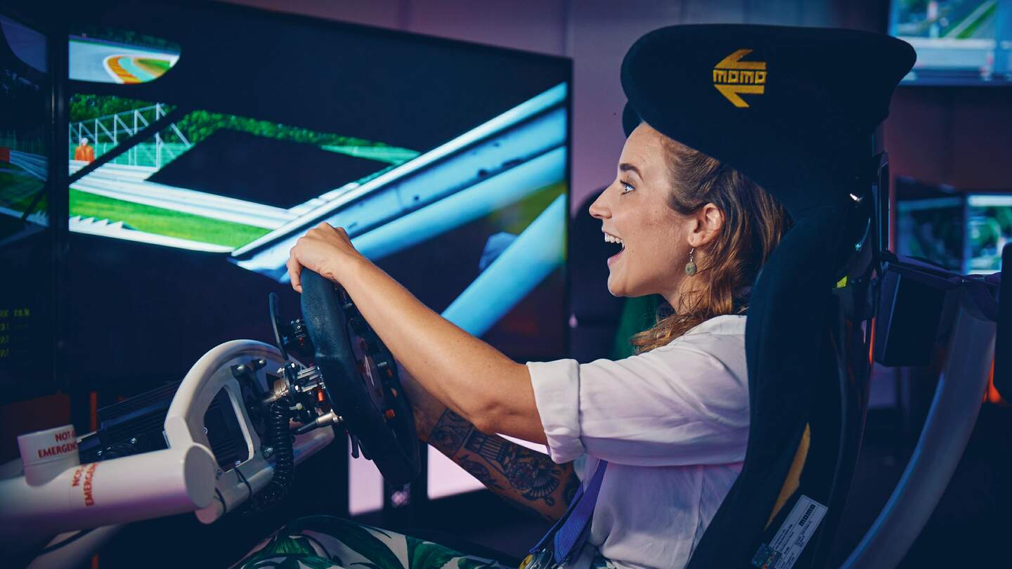 Frau spielt den Virtual Racing Simulator in der Autostadt Wolfsburg | © Urban Zintel
