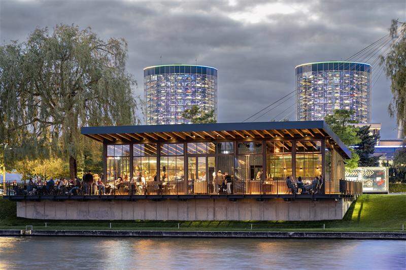 Das Restaurant Mondo Italiano in der Autostadt Wolfsburg in Abendstimmung | © Sonstiges