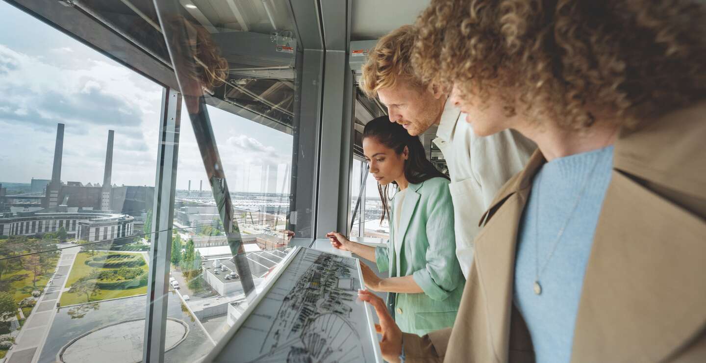 Besucher lesen einen Plan in einem Autoturm | © Magnus Winter