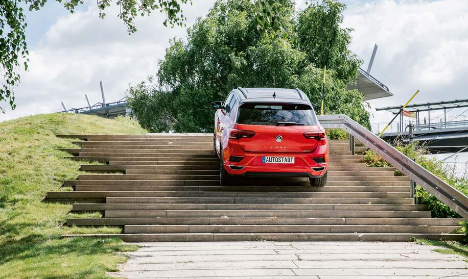 Auto fährt über eine Treppe im Geländeparcours in der Autostadt Wolfsburg | © Anja Weber