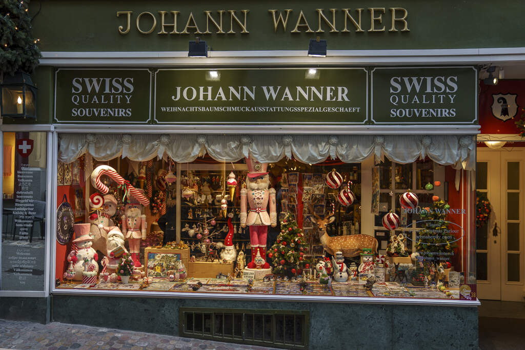 Das legendäre Weihnachtsbaumschmuckgeschäft von Johann Wanner in der Altstadt von Basel | © Switzerland Tourism/Andre Meier