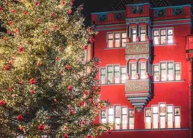 Rotes Rathaus in Basel mit festlich geschmücktem Tannenbaum im Vordergrund | © Basel Tourismus